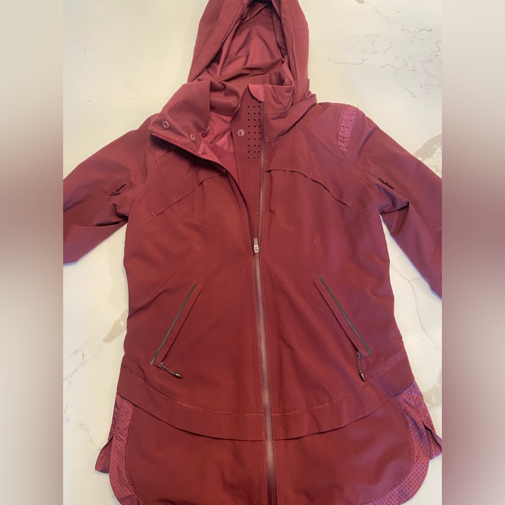 Lululemon maroon windbreaker with detachable hood